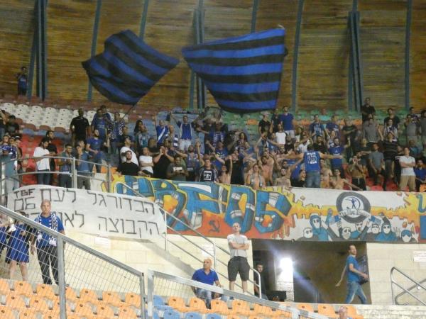 אוהדי הפועל פ"ת בטדי לקראת פתיחת המשחק