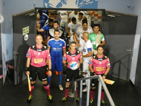 2018/19 - מחזור 4 - עירוני רמת-השרון (2:2) - שחקני הקבוצות (ירין חסן ודודי אלון מקדימה) לפני העלייה למגרש