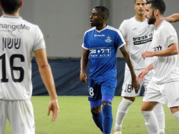 2018/19 - מחזור 4 - עירוני רמת-השרון (2:2) - איב פאמבו מוקף בשחקני רמת-השרון