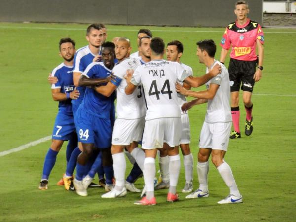 2018/19 - מחזור 4 - עירוני רמת-השרון (2:2) - אמאדו סוקונה, טימור רודוסלסקי ומור שקד מנסים להפוך לרובוטריק ענק בקרן
