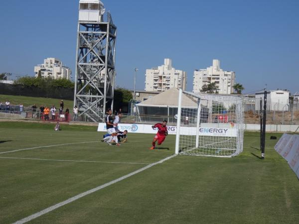 הפועל פ"ת סופגת את השער השני
