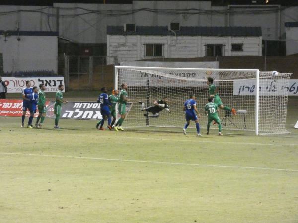 כדור הקרן של דניאל שוורצבוים חודר לרשת כפ"ס