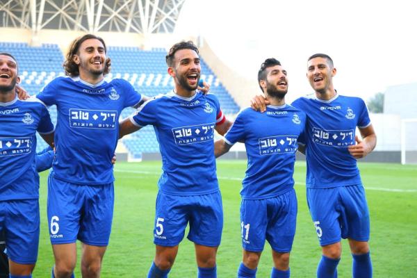 2018/19 - מחזור 22 - הפועל נצרת-עילית (0:2) - שחקני הפועל פ"ת חוגגים בסיום. מימין: גל לוי, שגיא דרור, רם לוי, דייויד אבידור, אופק אושר