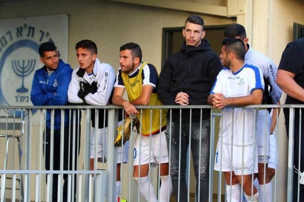 2018/19 - מחזור 23 - בית"ר תל-אביב רמלה (1:0) - שחקני הפועל פ"ת ממתינים להתפתחויות לאחר הפסקת המשחק בעקבות אבנים שנזרקו לתוך יציע אוהדי הפועל פ"ת. המשחק לא חודש בסופו של דבר