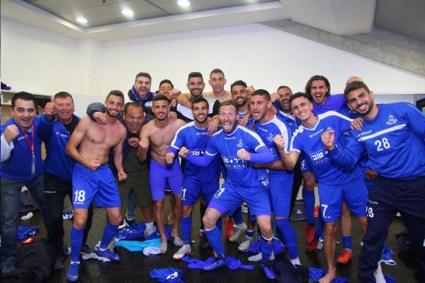 שחקני הפועל פ"ת חוגגים בחדר ההלבשה