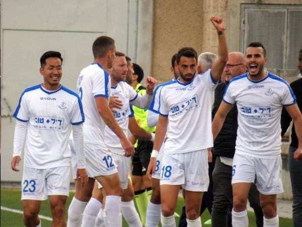 2018/19 - מחזור 26 - הפועל עכו (1:2) - שחקני הפועל פ"ת חוגגים את השער הראשון של רוי מליקה. מימין: ירין חסן, רוי מליקה, עומר ורד, ספיר יתח, טאקויה מוראימה