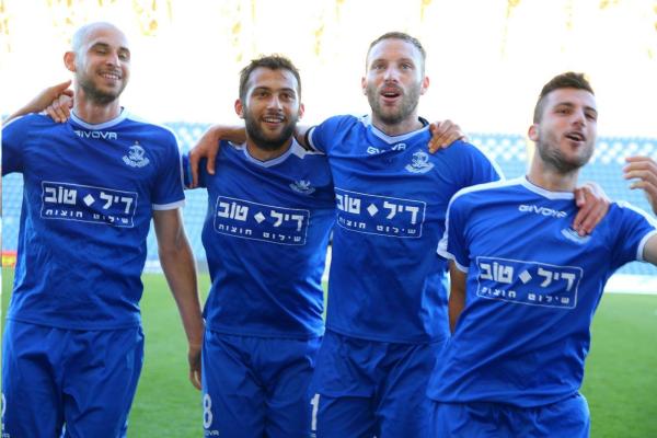2018/19 - מחזור 27 - הפועל כפר-סבא (0:2) - עמית מזרחי, עומר ורד, דניאל שוורצבוים ודניאל בורחל חוגגים עם הקהל בסיום המשחק