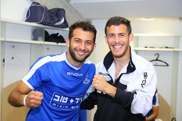 שי מושל ודניאל שוורצבוים חוגגים בחדר ההלבשה