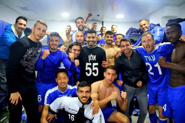 2018/19 - מחזור 28 - סקציה נס-ציונה (0:1) - שחקני הפועל פ"ת חוגגים בחדר ההלבשה את הניצחון בנס ציונה. למטה - ספיר יתח, שגיא דרור, טאקויה מוראימה. עומדים - אמאדו סוקונה, עומר ורד, רוי מליקה, דודי אלון, דייויד אבידור, מיכאל בן ברוך, איתי לוי