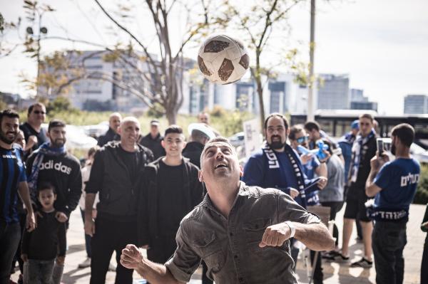 ניב טל מקפיץ על הראש בתחרות מחוץ לאיצטדיון לפני המשחק