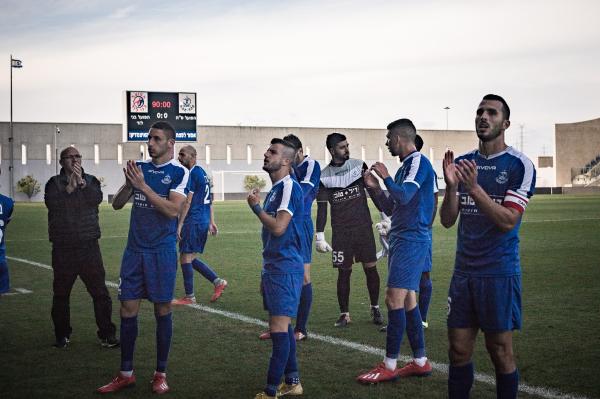 2018/19 - מחזור 31 - בני לוד (0:0) - שחקני הפועל פ"ת מודים לקהל בסיום המשחק. מקדימה - ירין חסן, עמית מזרחי וספיר יתח