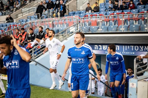 עומר ורד עולה למגרש