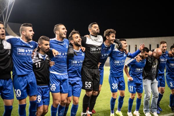 2018/19 - מחזור 33 - מכבי אחי נצרת (2:3) - השחקנים חוגגים עם הקהל בסיום. מימין - עומר ורד, שגיא דרור, בן לוי, דייויד אבידור, דודי אלון, רם לוי, ירין חסן, מיכאל בן ברוך, עמית מזרחי, שי מושל