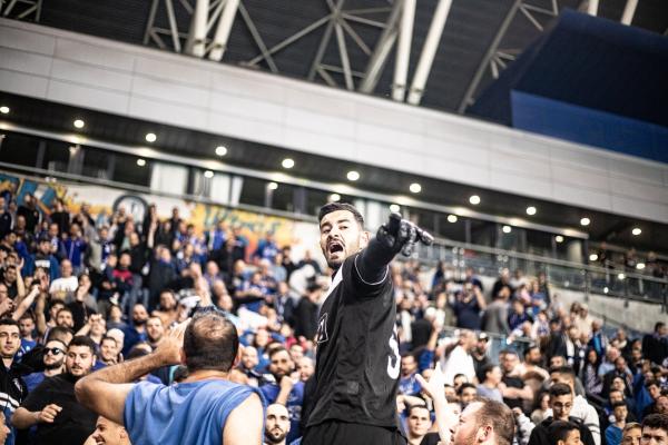 דודי אלון חוגג בסיום עם האוהדים