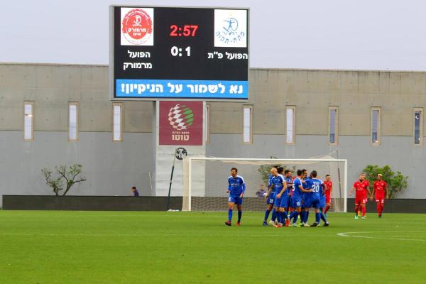 שחקני הפועל פ"ת חוגגים את היתרון המוקדם, לוח התוצאות מאשר