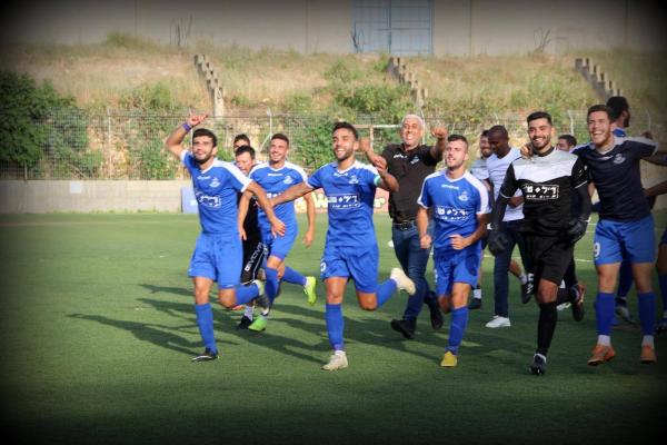 שחקני הפועל פ"ת חוגגים את הניצחון וההישארות