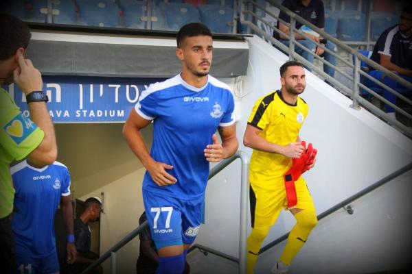 2019/20 - טוטו - מחזור 2 - הפועל עפולה (1:4) - בן לוי עולה למגרש, שוער עפולה מביט בו בחשש