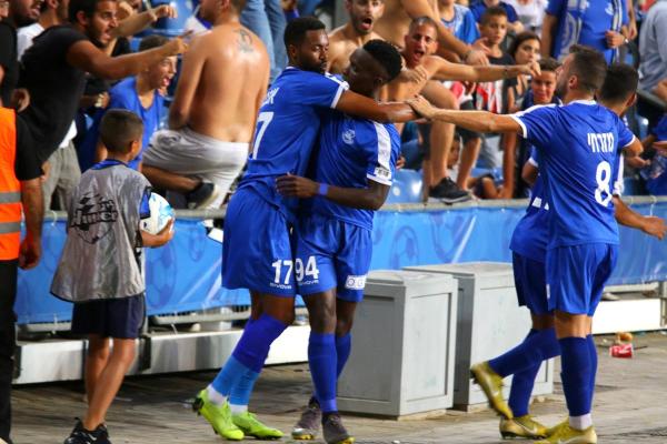 2019/20 - טוטו - מחזור 2 - הפועל עפולה (1:4) - יעקב אבבה מחבק את כובש הצמד אמאדו סוקונה