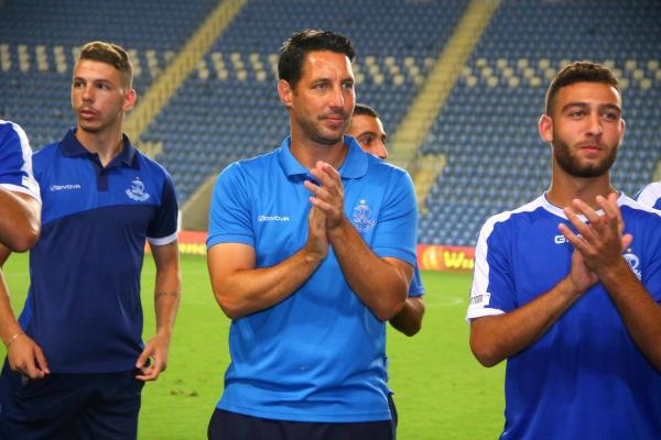 2019/20 - טוטו - מחזור 2 - הפועל עפולה (1:4) - חמאדה אגבאריהומאמן הפועל פ"ת עמיר נוסבאום מודים לקהל. איתי לוי משמאל.