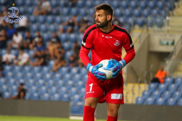 2019/20 - טוטו - מחזור 3 - מכבי פתח-תקוה (1:1) - שוער הפועל פ"ת ברק לוי עם הכדור