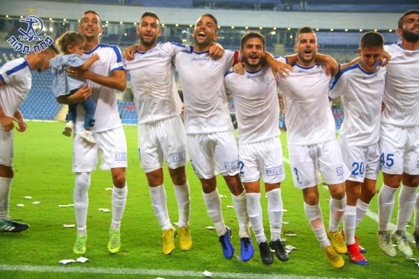 2019/20 - טוטו - מחזור 3 - מכבי פתח-תקוה (1:1) - שחקני הפועל פ"ת חוגגים את ההעפלה לחצי גמר גביע הטוטו של הלאומית. מימין: יקיר נתן, גל אסולין, עמית מזרחי, בר איבגי, רם לוי, מוחמד אגברייה, עומר בוארון