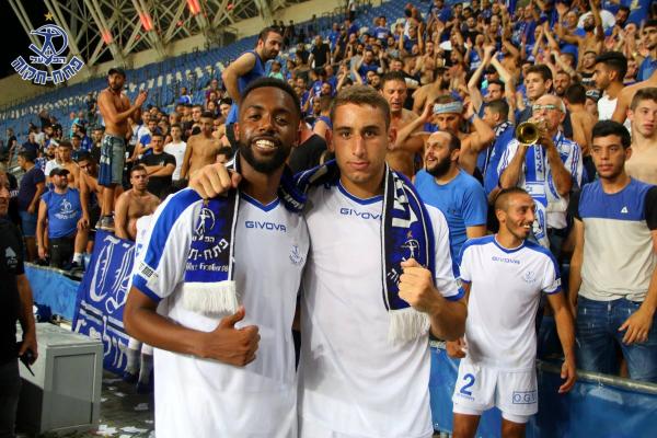 2019/20 - טוטו - מחזור 3 - מכבי פתח-תקוה (1:1) - ספיר יתח ויעקב אבבה חוגגים עם צעיף משותף בסיום המשחק. יוסף עוודי ויוסי חצוצרה מבסוטים מאחוריהם