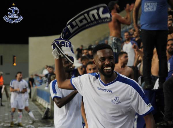 2019/20 - טוטו - מחזור 3 - מכבי פתח-תקוה (1:1) - יעקב אבבה חוגג עם צעיף שקיבל במתנה לרגל ההעפלה לחצי גמר גביע הטוטו של הלאומית