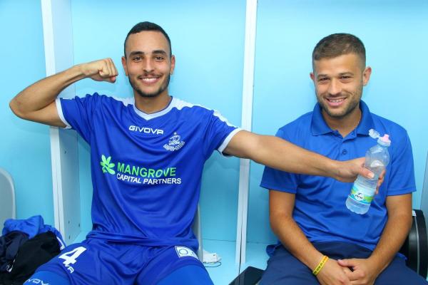 2019/20 - מחזור 3 - הפועל אשקלון (1:3) - מתן גושה מדגמן את סמל הפועל