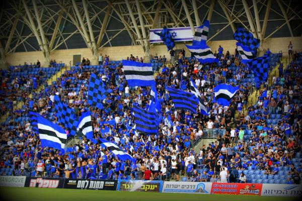 אוהדי הפועל פ"ת מתחממים ביציע המרכזי לקראת פתיחת הדרבי