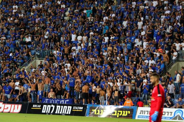 אוהדי הפועל פ"ת מנסים לעודד לשווא