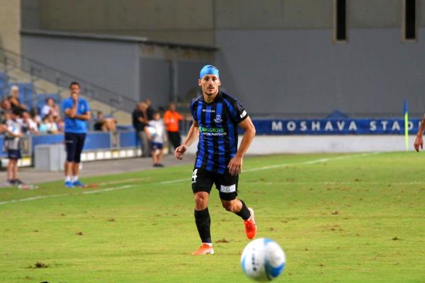 עוז פרץ מנסה את הלוק ההירואי
