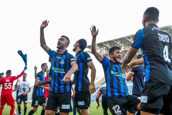 2019/20 - מחזור 8 - הפועל עכו (1:3) - שחקני הפועל פ"ת חוגגים ניצחון. בר איבגי ומוחמד אגברייה במוקד