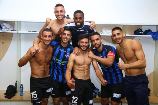 2019/20 - מחזור 8 - הפועל עכו (1:3) - שחקני הפועל פ"ת חוגגים בחדר ההלבשה את הניצחון על עכו. למעלה, מימין - יעקב אבבה ומתן גושה. למטה - עדי נסה, רם לוי, בר איבגי, בר ירוחם וים בן יהודה