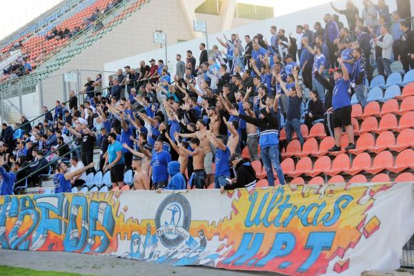אוהדי הפועל פ"ת חוגגים את שער השיוויון ביציע בנס ציונה