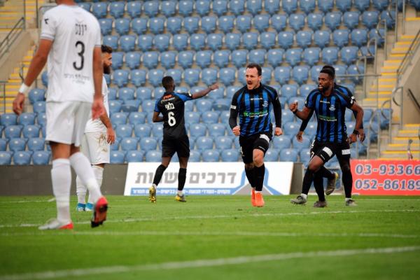 עוז פרץ חוגג את שער הניצחון, יעקב אבבה מימינו