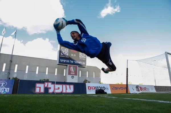 השוער המחליף עדי נסה מתחמם בפתיחה