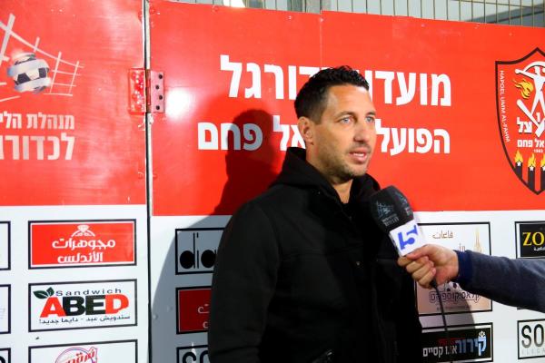 מאמן הפועל פ"ת עמיר נוסבאום מתראיין בסיום המשחק