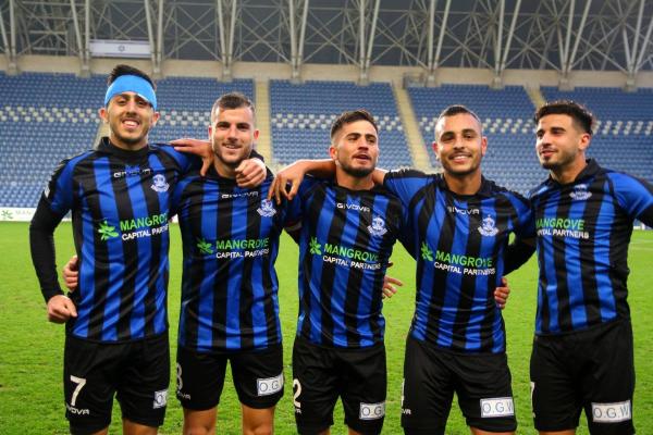 שחקני הפועל פ"ת חוגגים את הניצחון. מימין - בן לוי, מתן גושה, בר איבגי, עמית מזרחי ובר ירוחם