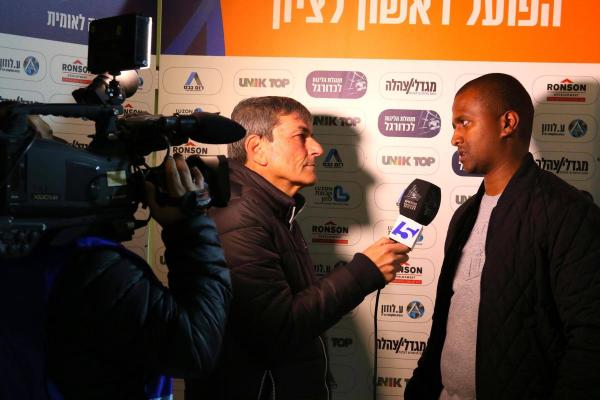 משה פרימו מראיין את מאמן הפועל פ"ת מסאי דגו בסיום המשחק