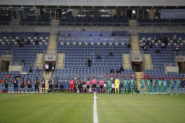 שחקני הפועל פ"ת ואחי נצרת מול היציעים הריקים באיצטדיון ראש הזהב במשחק שנערך ללא קהל עקב מגיפת הקורונה