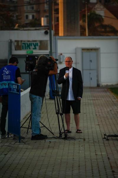 שדר המשחק אבי מלר בלבוש חצי רשמי לקראת פתיחת המשחק