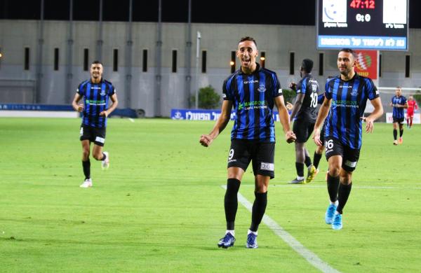 עומר בוארון חוגג שער, דניאל שוורצבוים מגיע לברך מימין