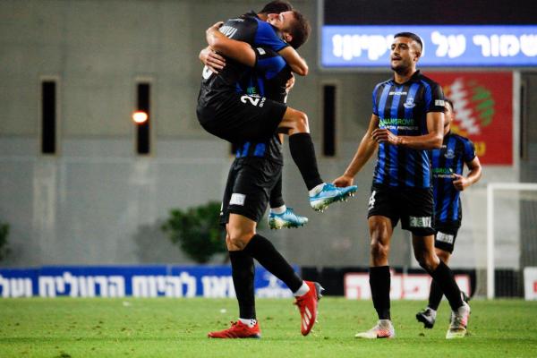 ספיר יתח מקבל חיבוק אוהב מדניאל שוורצבוים, ניב סרדל בא לברך מימין