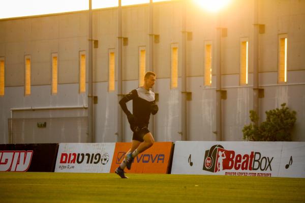 2019/20 - מחזור 34 - הפועל נוף הגליל (2:1) - רותם דהאן מתחמם. רשם הופעת בכורה בין הקורות בעקבות פציעתו של ברק לוי לאחר השער הראשון