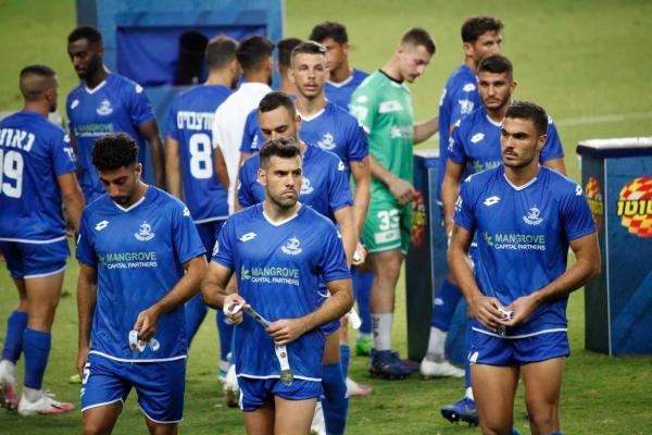2020/21 - טוטו - גמר - הפועל נוף הגליל (3:0) - שחקני הפועל פ"ת עם מדליית הכסף העגומה בסיום ההפסד בגמר גביע הטוטו של הלאומית. מקדימה, מימין - פז בן ארי, בן סיטלקול וים בן יהודה