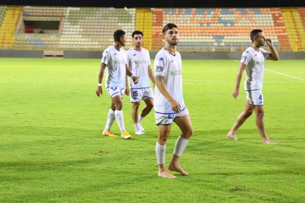 היגור וידאל מהלך יחף בארץ הקודש על אדמת ראשון לציון