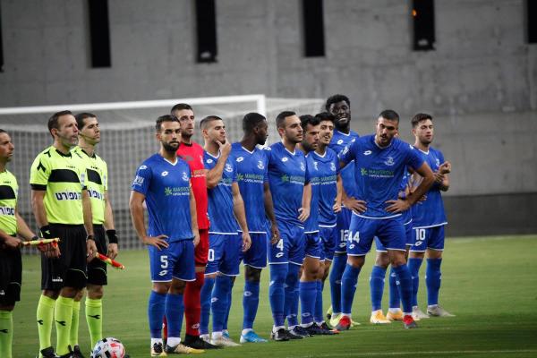 שחקני הפועל פ"ת לקראת פתיחת המשחק