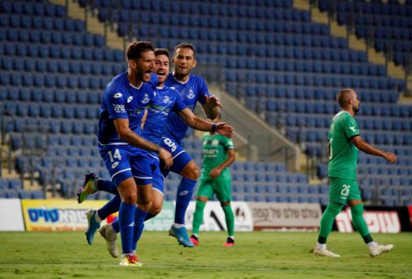 גל צרויה מאושר אחרי שער היתרון הזמני שכבש, היגור וידאל ודניאל שוורצבוים תומכים