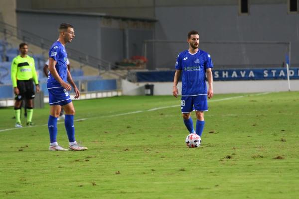 דור מוסקוביץ' בהופעת בכורה מחודשת, איתי לוי משמאלו