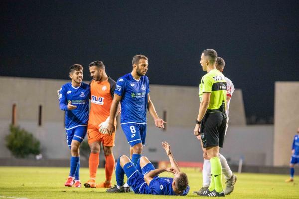 דניאל שוורצבוים מתווכח עם השופט גל לוי, בר ירוחם ברקע מתיידד עם חברים חדשים